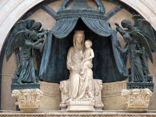 Fototapeta na wymiar Orvieto - część portalu nad głównym wejściem do katedry