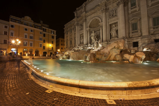 Fontana di Trevi di notte, Roma