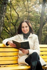 Obraz premium Woman reading book on bench