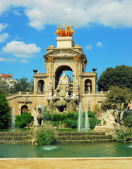 Fototapeta na wymiar fontanny i kaskady w parku de la Ciutadella w Barcelonie, Hisz