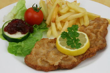 Wiener Schnitzel mit Preiselbeerkonfitüre