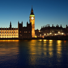 Fototapeta na wymiar Houses of Parliament w nocy.