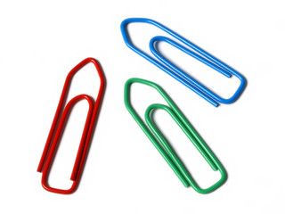 Obraz premium Цветные скрепки - красная, синяя и зеленая на белом фоне