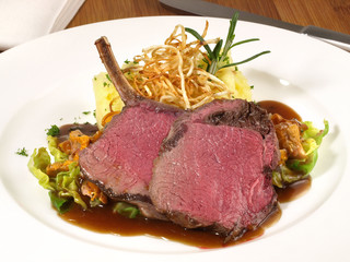 Rosa gebratener Hirschrücken