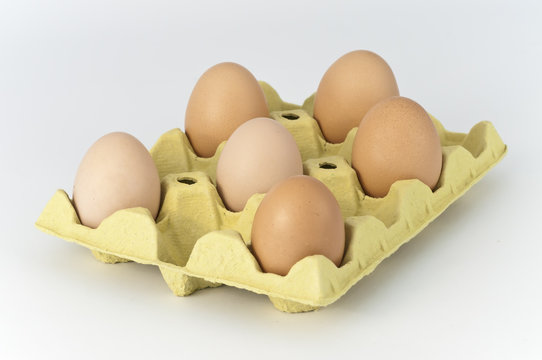 Cartón con seis huevos