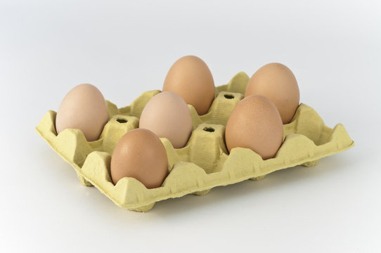 Huevera con seis huevos de gallina