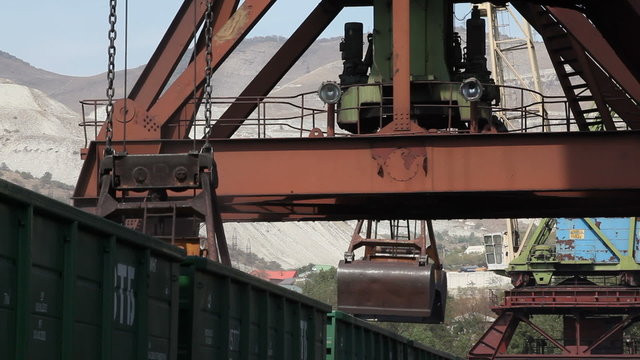 Unloading of wagon by cranes in cargo port