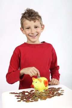 Junge mit Sparschwein