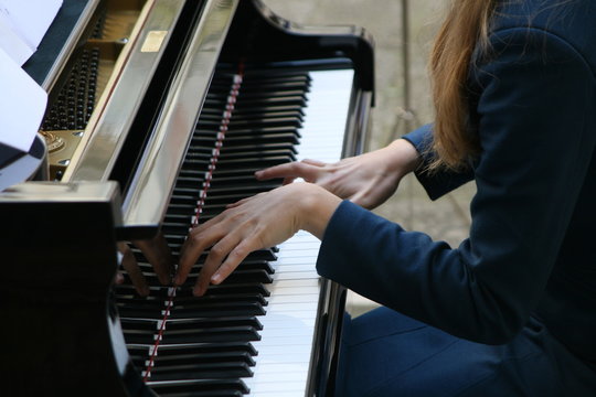 Mani al pianoforte