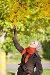 seniorin im herbst