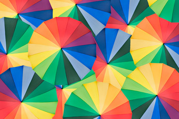 Fototapeta na wymiar Umbrella w kolorach tęczy w tle