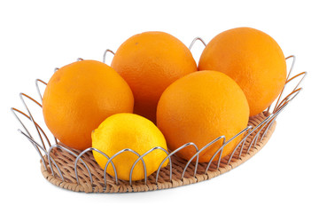 Апельсины и лимон в корзине для фурктов