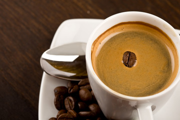 Tazzina con chicchi di caffè