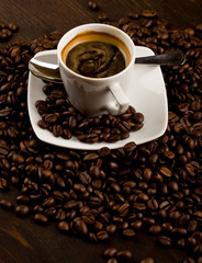 Tazzina con chicchi di caffè