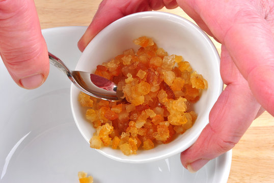 Orangeat wird als Zutat hinzu gef&uuml;gt