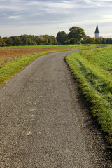 Route de campagne sinueuse menant à la  Chapelle du Kirchberg
