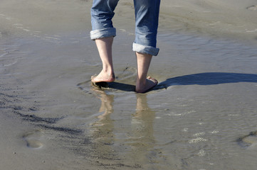 barfuß am sandstrand