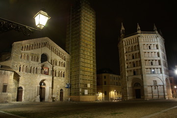 Fototapeta na wymiar Katedra i Baptysterium w Parmie w nocy