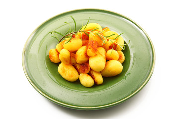 patate novelle arrosto in fondo bianco