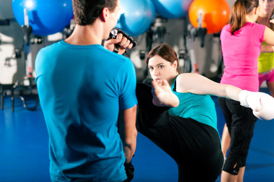 Kick-Boxerin mit Trainer beim Sparring