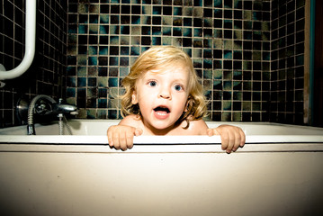 enfant jouant dans son bain