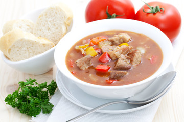 frischer Gulasch mit Baguette