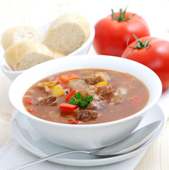 frischer Gulasch mit Paprika