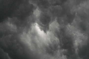 nuvole nel cielo plumbeo