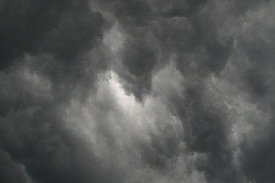 nuvole nel cielo plumbeo