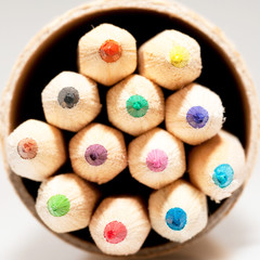 matite colorate dentro un tubo di cartone