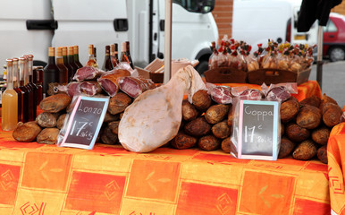 &eacute;tal de charcuterie en Corse