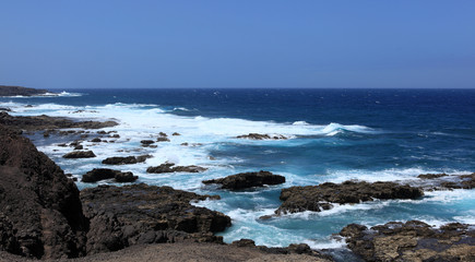 Fototapeta na wymiar Pianka i fale dzikiej wybrzeżu Wyspy Kanaryjskie Cofete