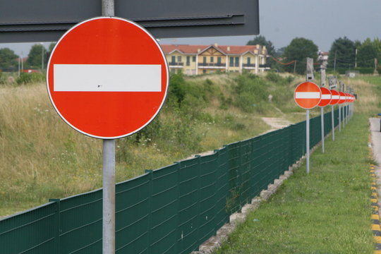Segnale divieto di transito in fila