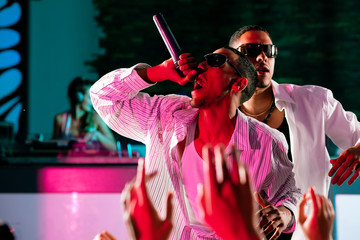 Rap oder Hip-Hop Musiker auf Bühne im Club