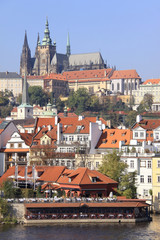 Obraz premium View on the autumn Prague gothic Castle above River Vltava