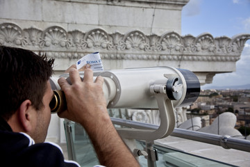 Fototapeta na wymiar turista guarda con il binocolo