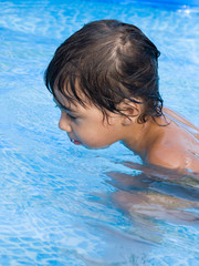 Fototapeta na wymiar bambino nella piscina