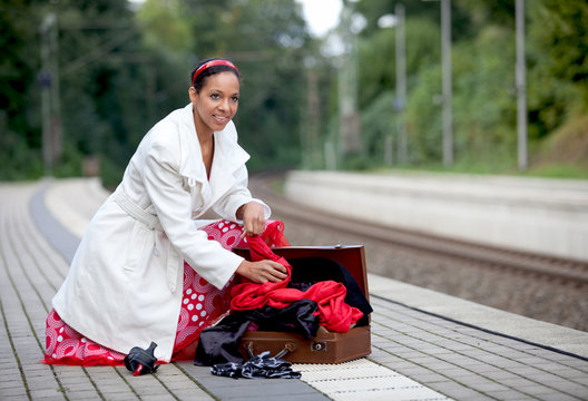 Eine Frau kramt in ihrem ge&ouml;ffneten Koffer