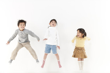 Naklejka premium ジャンプをする子供たち