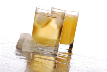 Sok pomarańczowy i jabłkowy © Justyna Kaminska