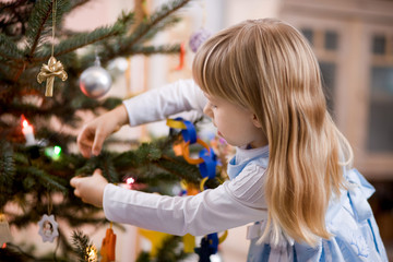 girl with christmas tree - obrazy, fototapety, plakaty
