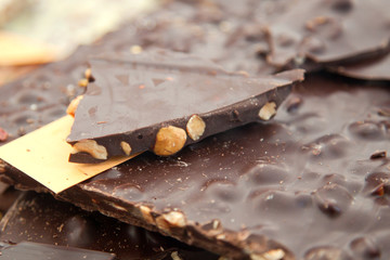 Cioccolato con nocciole