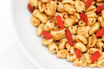 Arroz inflado y bayas de goji