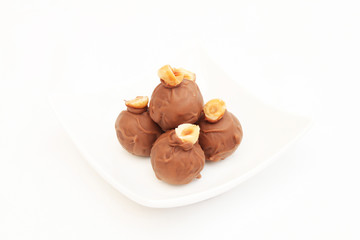 Praline mit Haselnuss