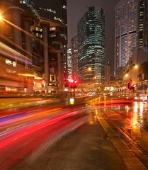 Fototapeta na wymiar Szybko poruszające się samochody w nocy