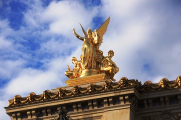 Fototapeta na wymiar Statua na dachu opery