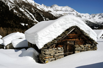 baita di montagna con neve