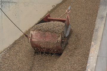 Massiver Bagger beim Schutt aufladen