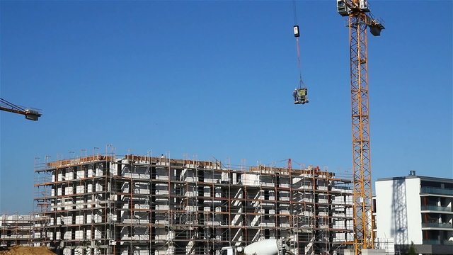 Kran hebt Beton auf Baustelle