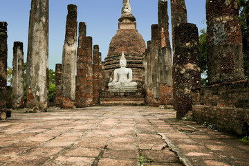 sukhothai buddha temple ruins